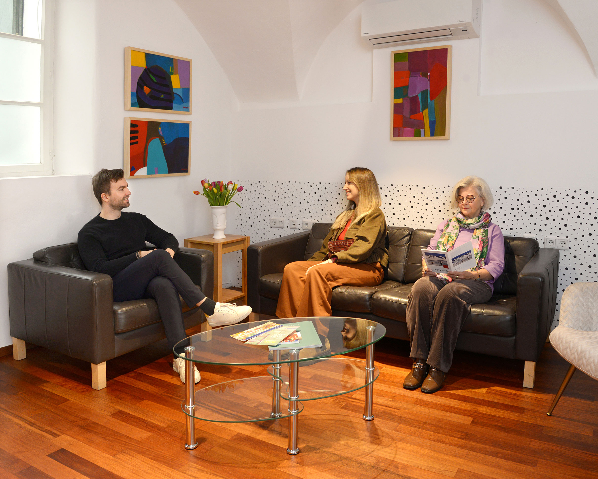 Patienten im Wartezimmer der Ordination Dr. Roland Paulus